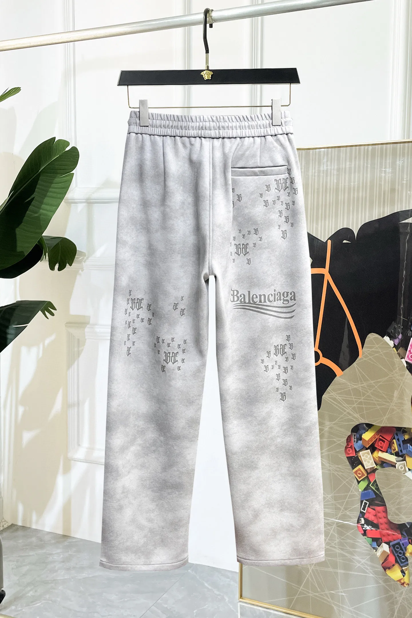 Balenciaga 🆕2026 Autumn and Winter New Arrival Casual Pants! 🎁On sale simultaneously on the official website. Brand Classic LOGO casual pants, customized fabrics, excellent comfort and strong touch. Highly recognisable, perfect appearance and craftsmanship. Size:M-3XL